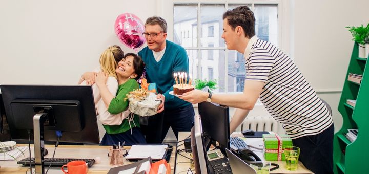 ofis-dogum-gunu-partisi-video-kamera-cekimi-sirket-kutlama-dogumgunu-video-kamera-cekimi-fiyat-office-dogum-gunu-video-kayit-yapan-yerler-kameraman