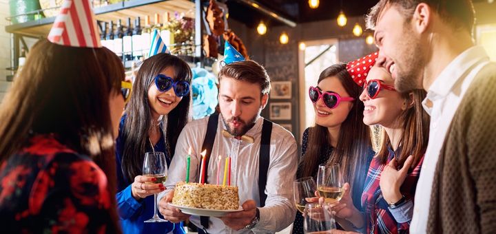 yetiskin-dogum-gunu-partisi-video-kamera-cekimi-yapan-yerler-dogumgunu-kameraman-kiralama-dogum-gunu-video-cekimi-fiyatlari